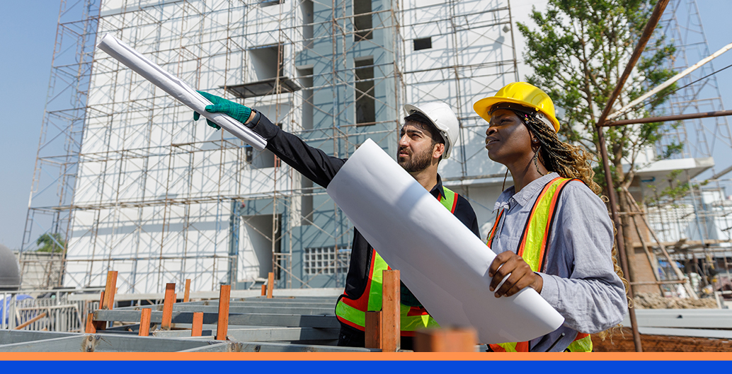 Ingénieur civil en construction homme et femme afro-américain vérifiant la qualité du travail dans la construction